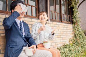 ランチをとる男女