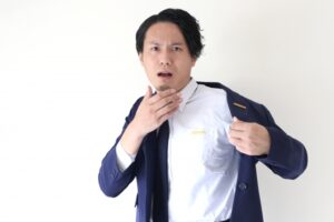 臭いに驚くサラリーマン