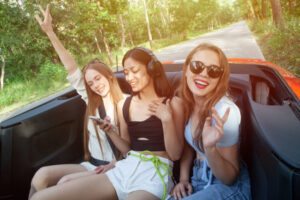 ドライブでノリノリな3人組女子
