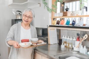 自炊する高齢女性